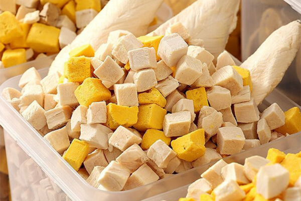 Nên cho chó mèo dùng thức ăn hạt hay thức ăn sấy khô